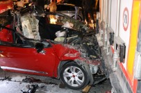 Otomobil TIR'ın altına girdi: 1 ölü 2 yaralı