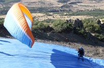 YAMAÇ PARAŞÜTÜ - Bin 200 Rakımlı Tepeden Atlayan Paraşütçüler Nefes Kesti