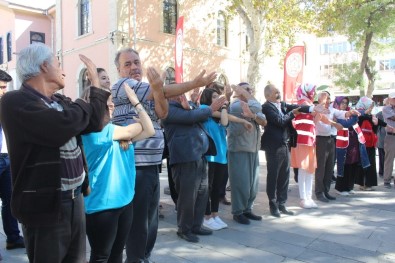Elazığ'da Gençler İle Yaşlılar Egzersiz Yaptı