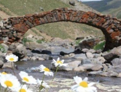 Gümüşhaneliler 300 yıllık köprüyü arıyor