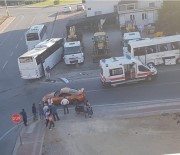 SERVİS OTOBÜSÜ - Otobüs İle Midibüs Kazası Kamerada