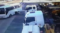 SERVİS OTOBÜSÜ - Otobüs Midibüse Böyle Çarptı