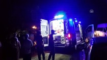 Otomobil Yol Ortasında Duran Traktöre Çarptı Açıklaması 3 Yaralı