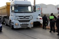 D100 KARAYOLU - Tırın Arkadan Çarptığı Otomobil, Yol Şantiyesine Girdi