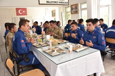 Başkan Bakıcı Asker Karavanasından Yemek Yedi