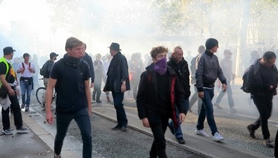 Fransa'da Hükümet Protesto Edildi