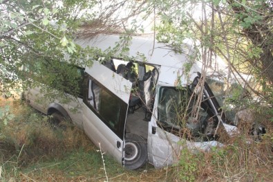 Kaçak Göçmenleri Taşıyan Minibüs Kaza Yaptı Açıklaması 30 Yaralı