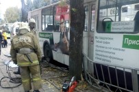 ELEKTRİKLİ OTOBÜS - Moskova'da Otobüs Yayaları Ezdi