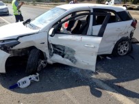 ALİ ÇETİNKAYA - Söke'de Karşı Şeride Geçen Otomobil Otobüse Çarptı Açıklaması 2 Yaralı