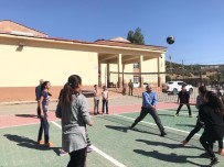 KAVAKBAŞı - Vali Ustaoğlu, Öğrencilerle Voleybol Oynadı