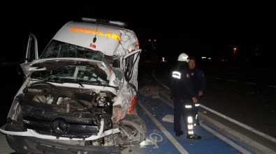 Antalya'da Hasta Bebeği Taşıyan Ambulans İle Tır Çarpıştı Açıklaması 3 Yaralı
