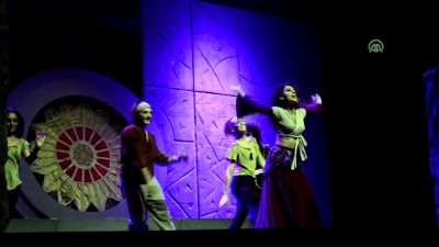 Bursa'da 'Notre Dame'ın Kamburu' Müzikali Sahnelendi