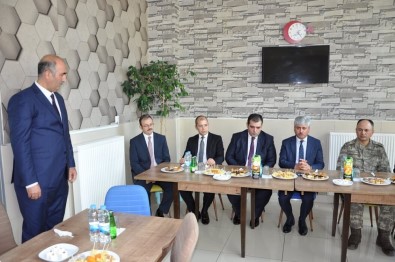 Kars'ta Mahkumların Eserleri Adliyede Satışa Sunuldu