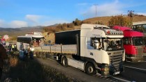 Kastamonu'da Yolcu Otobüsü Tıra Çarptı