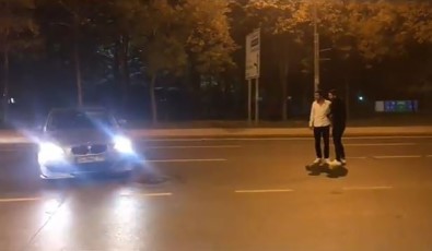(Özel) İstanbul'da Lüks Otomobilli Magandalar Caddeyi Trafiğe Kesip 'Drift' Yaptı
