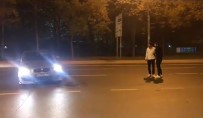 TRAFİK KANUNU - (Özel) İstanbul'da Lüks Otomobilli Magandalar Caddeyi Trafiğe Kesip 'Drift' Yaptı