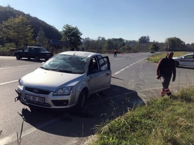 Sakarya'da Otomobil İle Traktör Çarpıştı