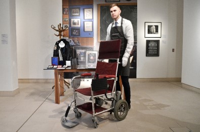 Stephen Hawking'in Tekerlekli Sandalyesi Satışa Çıkarıldı