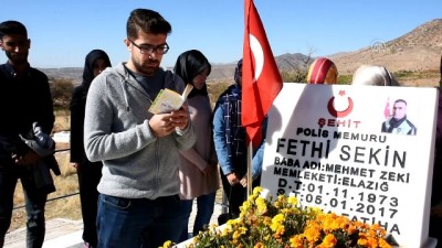 Üniversite Öğrencileri Şehit Sekin'in Kabrini Ziyaret Etti