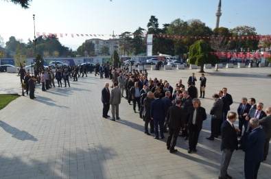 Valiyi Uğurlama Töreninde Uzun Kuyruklar Oluştu