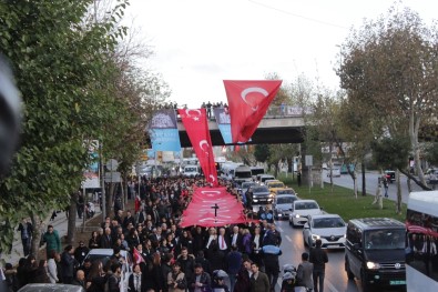 300 Metrelik Türk Bayrağıyla Dolmabahçe'ye Yürüdüler