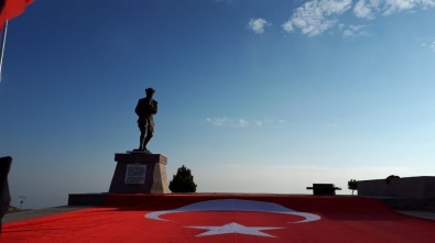 AKUT, Kocatepe'de Metrelerce Uzunlukta Türk Bayrağı Açarak Atatürk'ü Andı