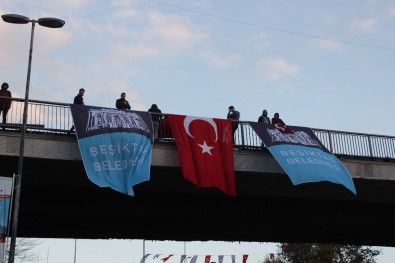 Beşiktaş'ta 300 Metrelik Dev Türk Bayrağıyla Binler Dolmabahçe'ye Yürüdü