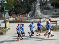 TAKSİM ANITI - (Özel) Vodafone İstanbul Maratonu İçin İstanbul'a Gelen Faslılar, Taksim Meydanı'nda Antrenman Yaptı