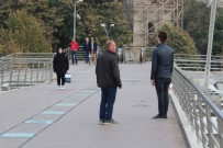 ÜST GEÇİT - Sirenler Çalınca İzmit'te Hayat Durdu