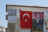 TÜRK BAYRAĞI - Ters Asılan Bayrak Polisin Uyarısı İle Düzeltildi