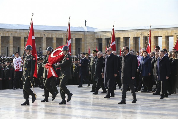 Cumhurbaşkanı Erdoğan, Anıtkabir Özel Defteri'ni imzaladı