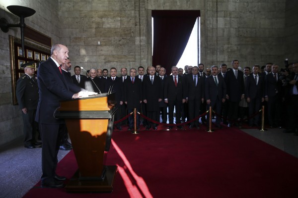 Cumhurbaşkanı Erdoğan, Anıtkabir Özel Defteri'ni imzaladı