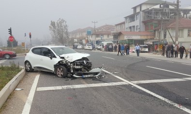Otomobil Trafik Işıklarında Bekleyen Araca Çarptı Açıklaması 3 Yaralı