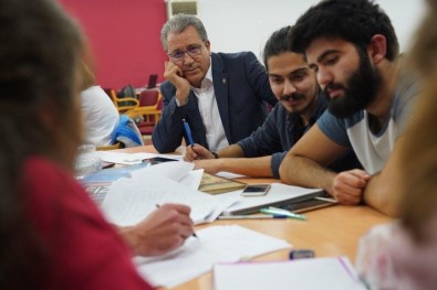 Rektör Budak'tan Kütüphanede Sabahlayan Öğrencilere Ziyaret