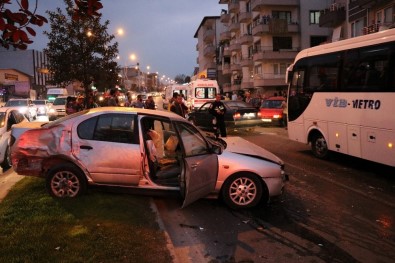 Sakarya'da 3 Aracın Karıştığı Trafik Kazasında 7 Kişi Yaralandı
