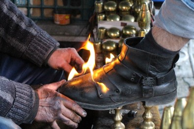 Ayakkabıları Ateşle Boyuyor