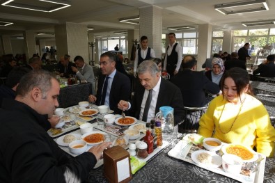 Başkan Çelik, Öğle Yemeğinde Büyükşehir Belediyesi Personeli İle Bir Aradaydı