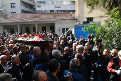 İntihar Eden Ünlü Doktor Gözyaşlarıyla Defnedildi