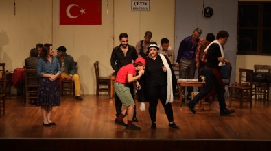 Mersin'de 'Pişti' İsimli Tiyatro Oyunu Büyük İlgi Gördü