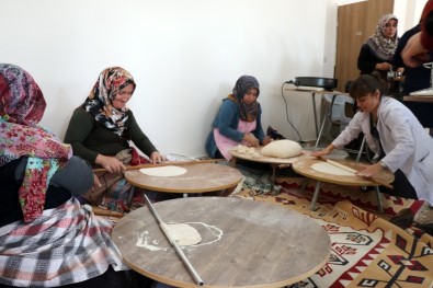 Öğretmen Ve Öğrenciler Kütüphane İçin Hamur Açtılar