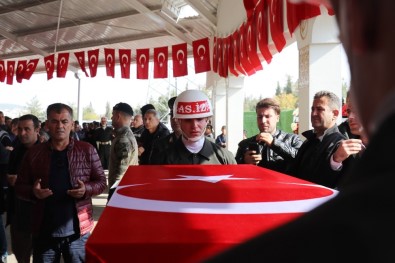 Şehit Cenazesinde Silah Arkadaşlarından Yürekleri Burkan Veda