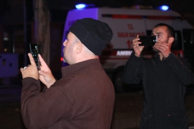 Vatandaşlar Kazada Panelvanın İçerisinde Sıkışan İki Kişiyi Cep Telefonlarıyla Görüntüledi