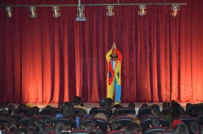 Adilcevaz'da Şirinler Tiyatro Gösterisi Düzenlendi