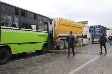 Aralarında Halk Otobüsünün De Olduğu Araçlar Birbirine Girdi Açıklaması 8 Yaralı