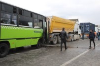 HAFRİYAT KAMYONU - Aralarında Halk Otobüsünün De Olduğu Araçlar Birbirine Girdi Açıklaması 8 Yaralı