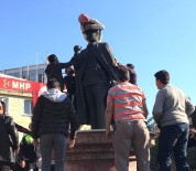 LİNÇ GİRİŞİMİ - Atatürk Heykelinin Üzerine Çıkan Madde Bağımlısına Linç Girişimi