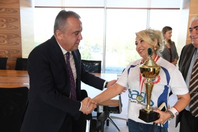 Başkan Böcek, Konyaaltı Cemevi Şampiyonlarını Ağırladı