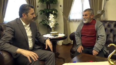 Belediye Başkanı Eroğlu, Bulduğu Altınları Polise Veren Hurdacıyı Kabul Etti
