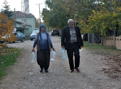 Bir Köy Taşıma Suyla Hayatını Sürdürüyor