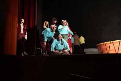 'Düğün Ya Da Davul' Seyirciyle Buluştu